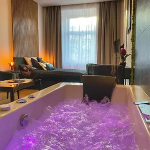 Czarny Z Jacuzzi Apartment Krakow
